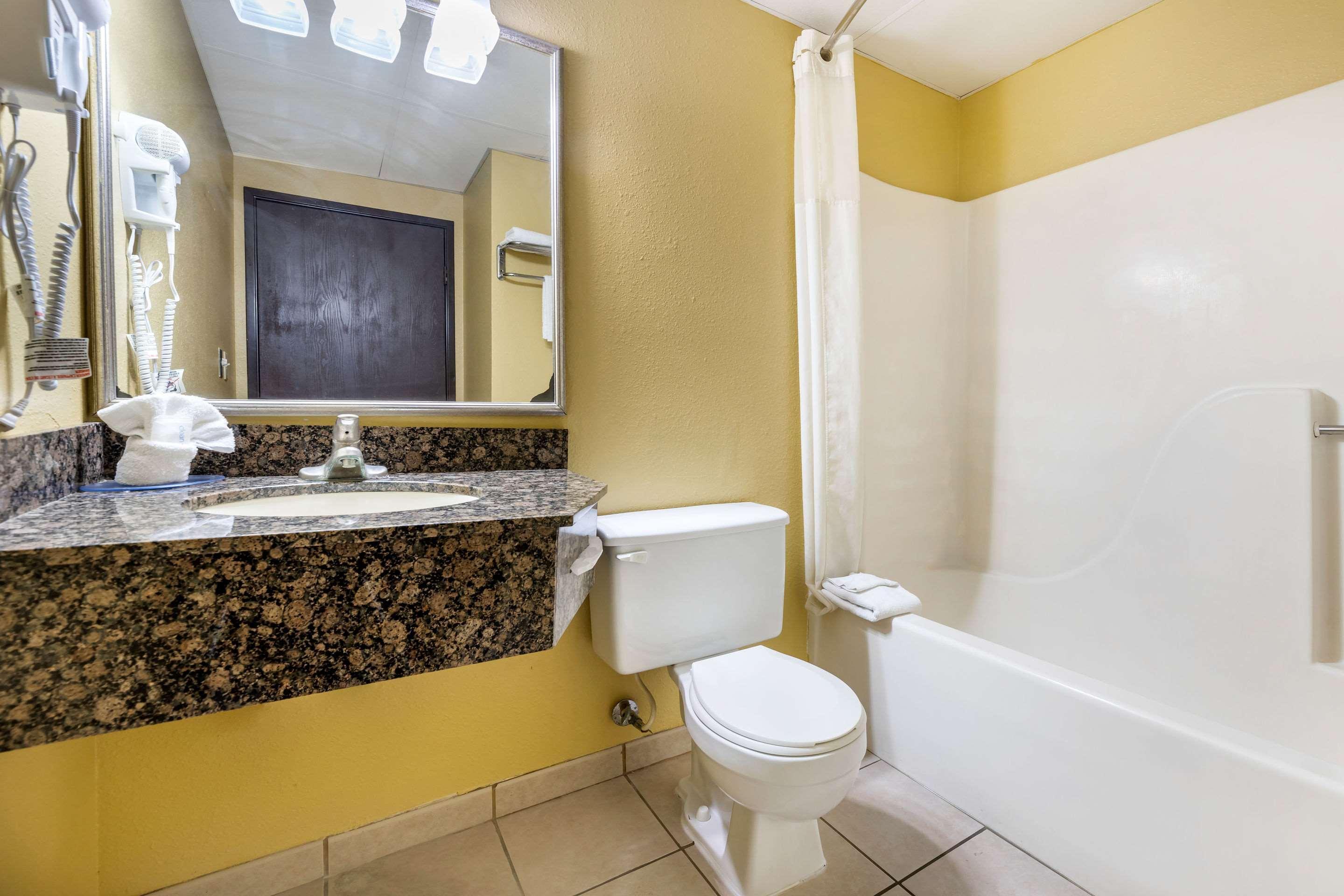 Rodeway Inn South Hutchinson Dış mekan fotoğraf