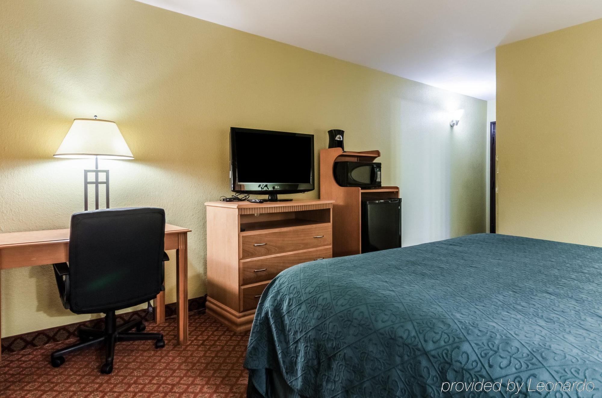 Rodeway Inn South Hutchinson Dış mekan fotoğraf