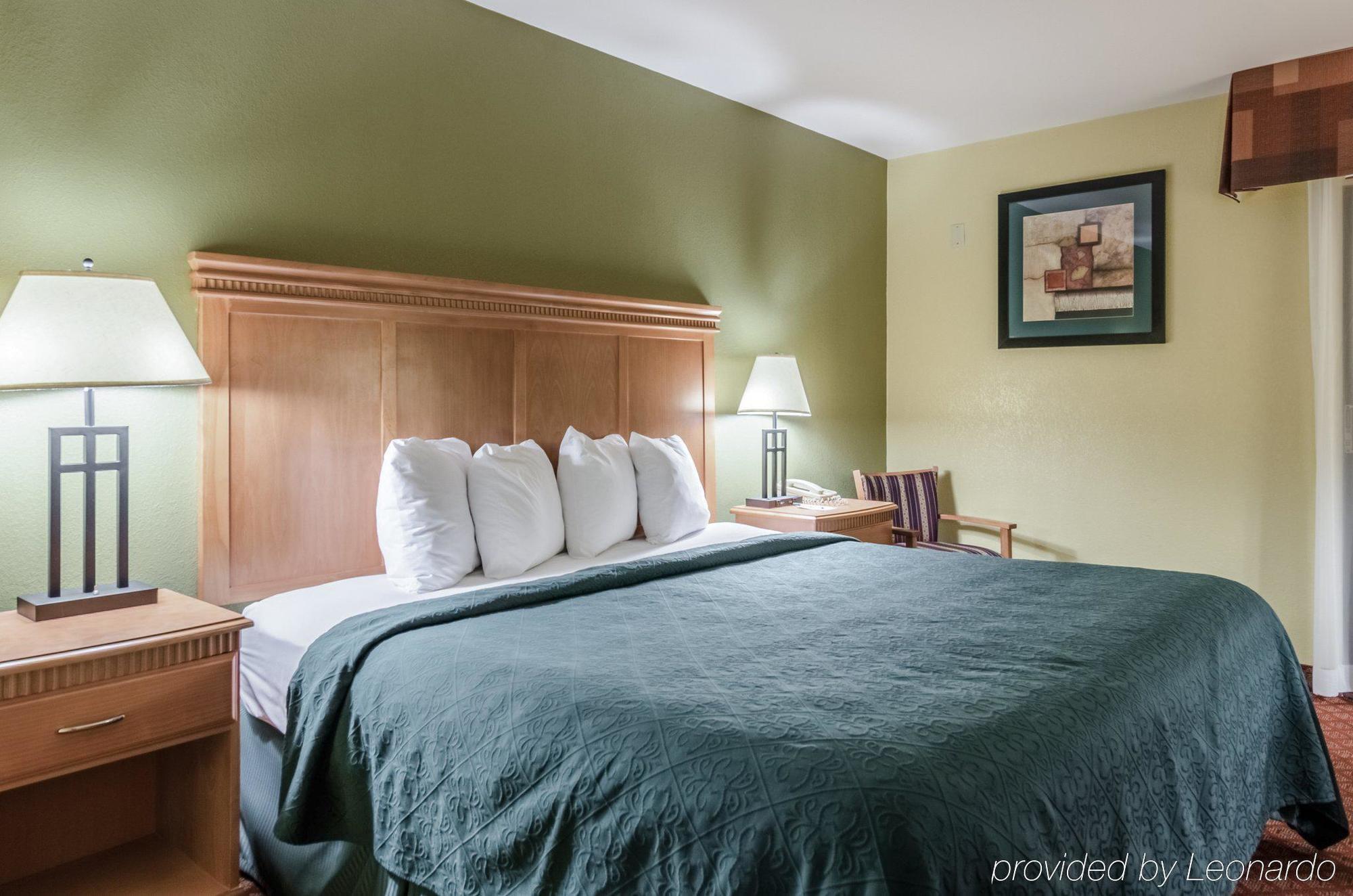 Rodeway Inn South Hutchinson Dış mekan fotoğraf
