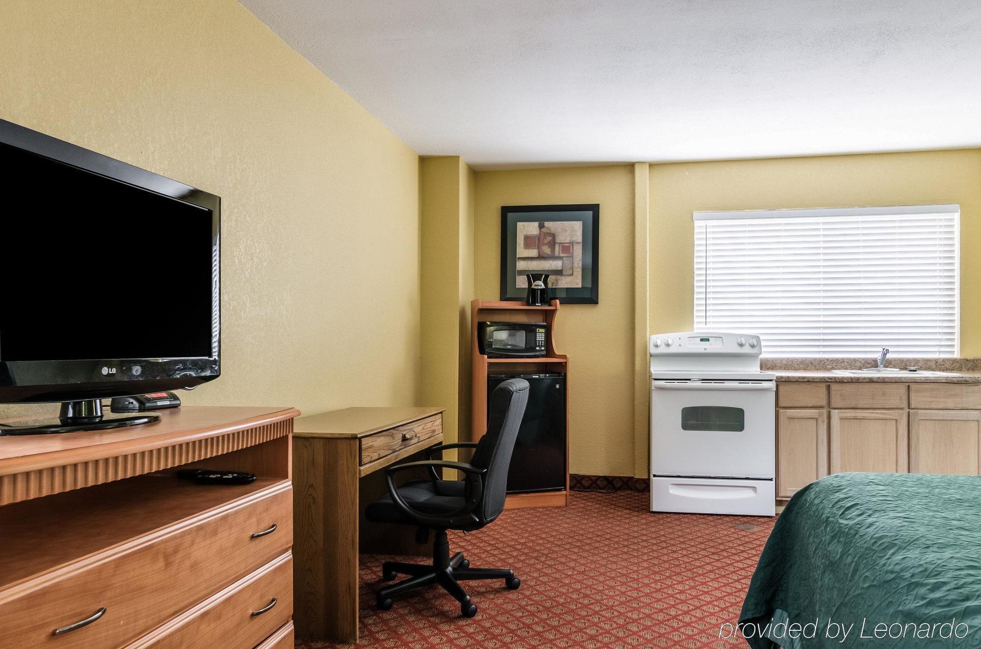 Rodeway Inn South Hutchinson Dış mekan fotoğraf